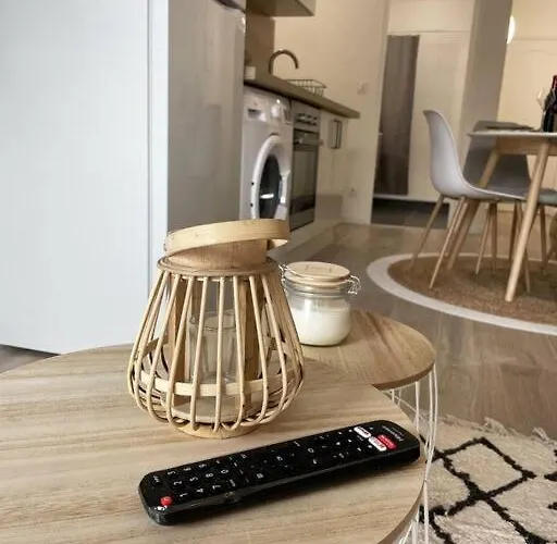 Apartment Superbe: Parking Gratuit + Wifi + Balcon