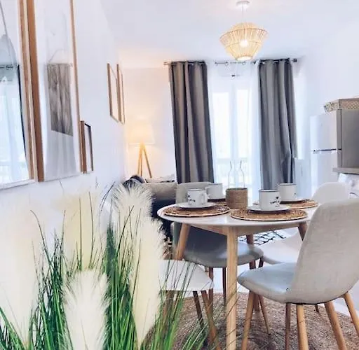 Superbe: Parking Gratuit + Wifi + Balcon Apartment