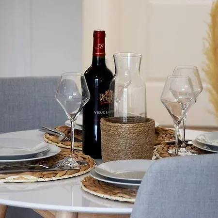 Appartement Superbe: Parking Gratuit + Wifi + Balcon *